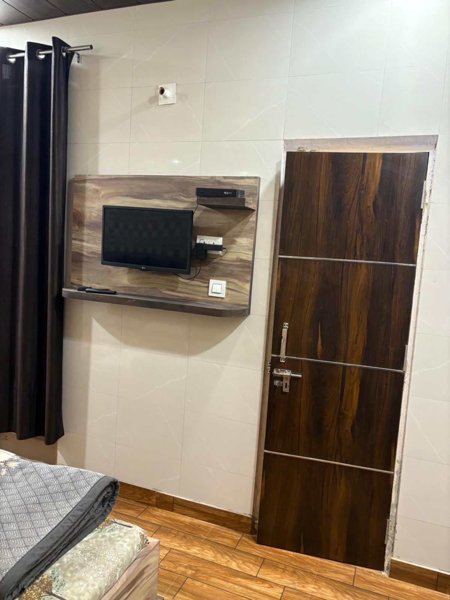 Dream Land Hotel Джаму Екстериор снимка